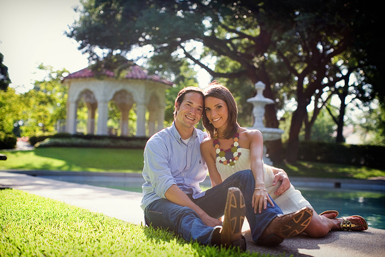 engagement portraits at Valencia Park in Highland park by Dallas wedding photographer Allison Davis