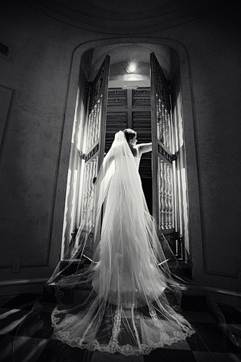 bridal portraits at the Mansion on Turtle Creek by Allison Davis Photography