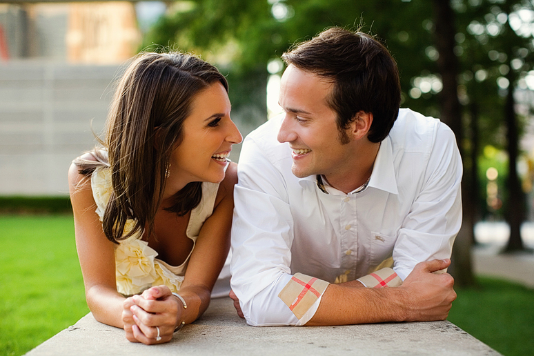 sweet engagement portraits in downtown Dallas near the Dallas museum of art by Dallas wedding photographer Allison Davis