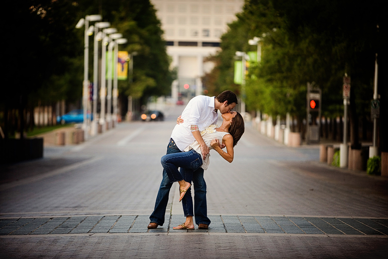 romantic engagement portraits in downtown Dallas