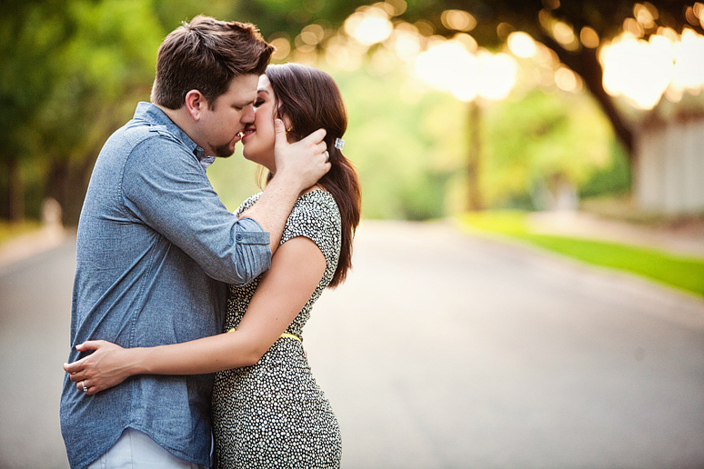 romantic engagement portraits at turtle creek park in highland park by dallas wedding photographer Allison Davis Photography