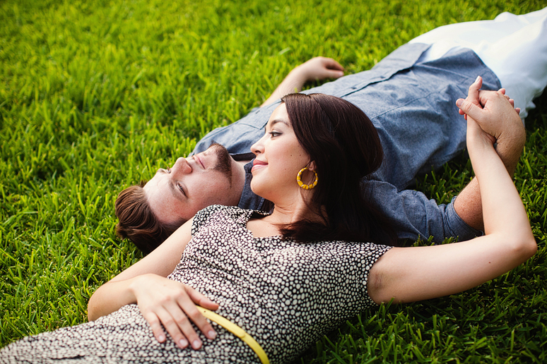 engagement portraits at turtle creek park in highland park by dallas wedding photographer Allison Davis Photography
