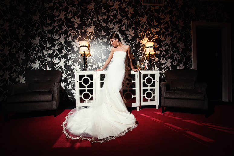 Modern bridal portraits in Dallas at the Stoneleigh hotel by Allison Davis Photography