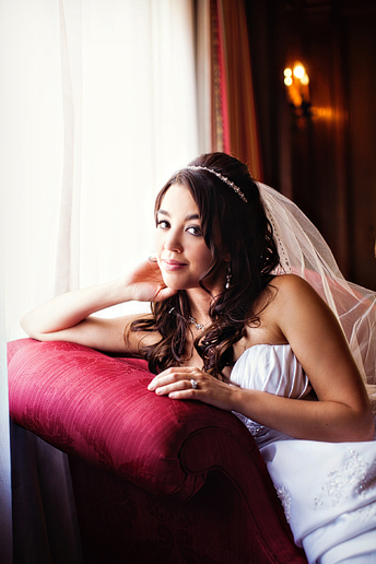 timeless indoor bridal portraits at the historic Aldredge House in downtown Dallas by Frisco wedding photographer Allison Davis Photography
