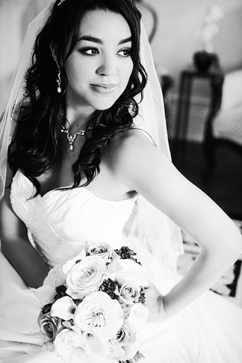 romantic bridal portraits at the Aldredge House in downtown Dallas by Frisco wedding photographer Allison Davis Photography