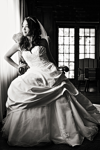 elegant bridal portraits at the Aldredge House in downtown Dallas by North Texas wedding photographer Allison Davis Photography