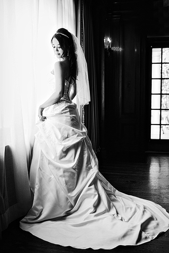 elegant bridal portraits at the Aldredge House in downtown Dallas by North Texas wedding photographer Allison Davis Photography