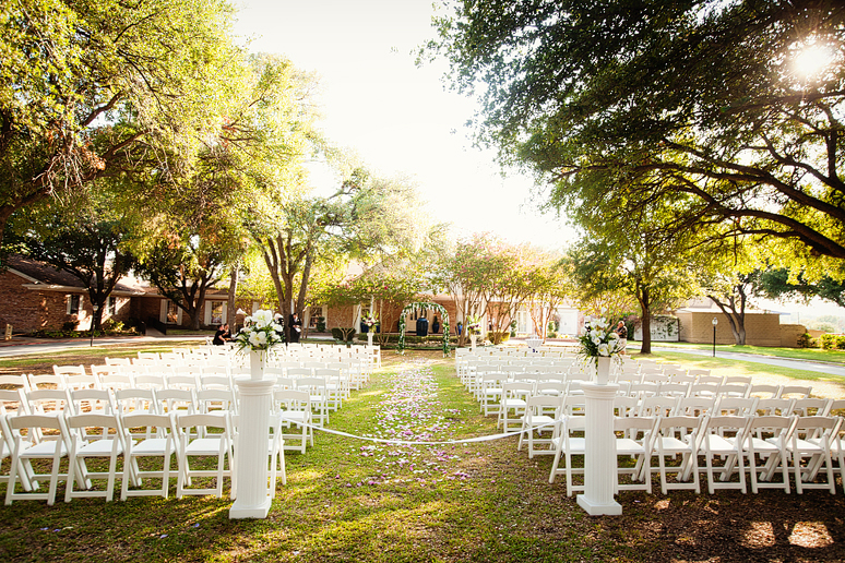 outdoor wedding ceremony arrangement at canyon creek country club by dallas wedding photographer Allison Davis Photography