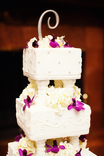 white wedding cake with purple flowers at canyon creek country club by dallas wedding photographer Allison Davis Photography
