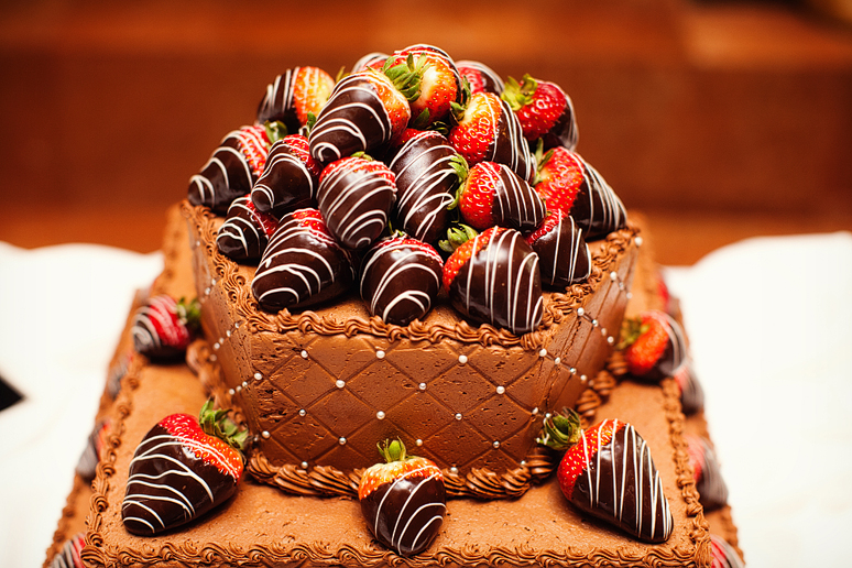 groomscake with chocolate covered strawberries at canyon creek country club by dallas wedding photographer Allison Davis Photography