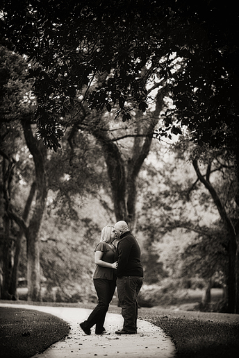 engagement portrait ideas by Allison Davis Photography at Turtle Creek Park in Dallas