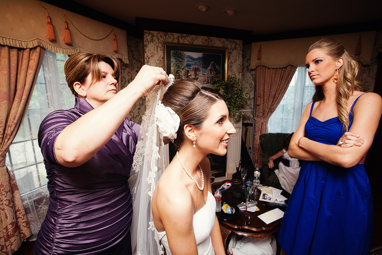 bride getting ready in a bridal suite before her wedding at the Maple Manor Hotel