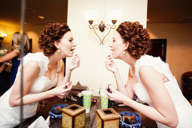 bride getting ready in the bridal suite at Prestonwood Baptist Church by Dallas wedding photographer Allison Davis Photography