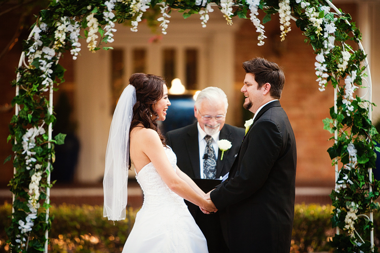 beautiful outdoor wedding ceremony in North Texas at the canyon creek