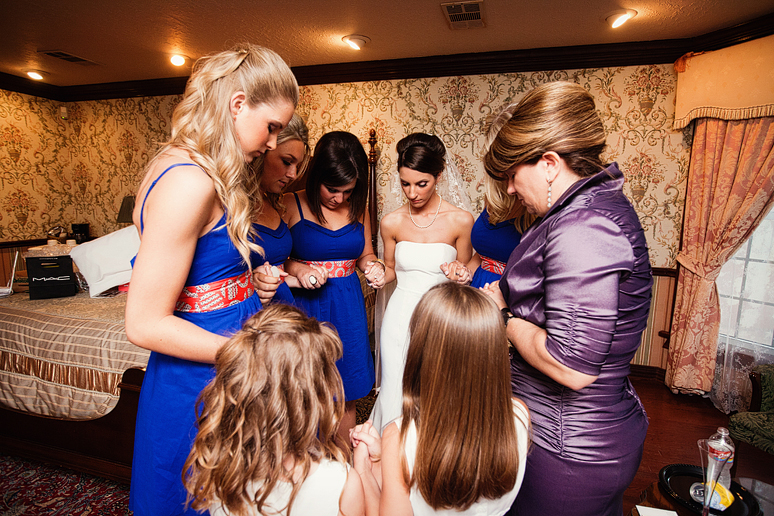 payer moments before a wedding ceremony by Dallas wedding photographer Allison Davis Photography