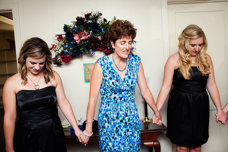 moments of prayer before a wedding ceremony at a baptist church by Dallas wedding photographer Allison Davis Photography