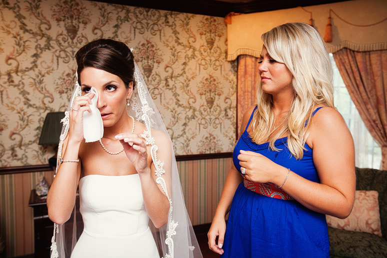 payer moments before a wedding ceremony by Dallas wedding photographer Allison Davis Photography