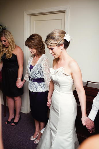 moments of prayer before a wedding ceremony at a baptist church by Dallas wedding photographer Allison Davis Photography