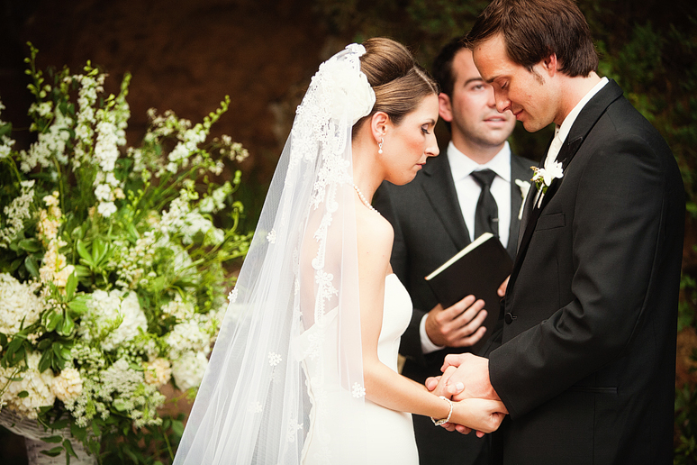 wedding ceremony first kiss at Maple Manor Hotel by Dallas wedding photographer Allison Davis Photography