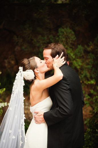 wedding ceremony first kiss at Maple Manor Hotel by Dallas wedding photographer Allison Davis Photography