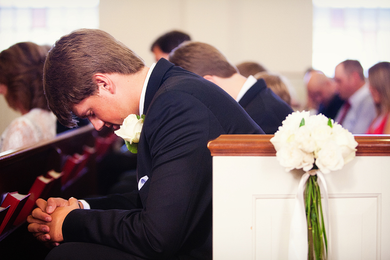 guests praying at wedding ceremony at baptist Church wedding by Dallas wedding photographer Allison Davis