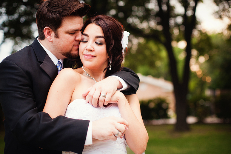 romantic bride and groom portraits at canyon creek country club in richardson texas