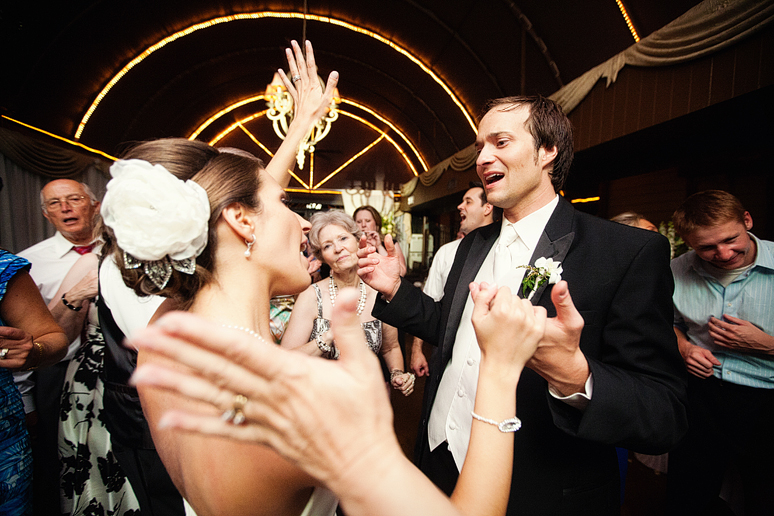 last wedding reception dance at Maple Manor Hotel by North Texas wedding photographer Allison Davis Photography