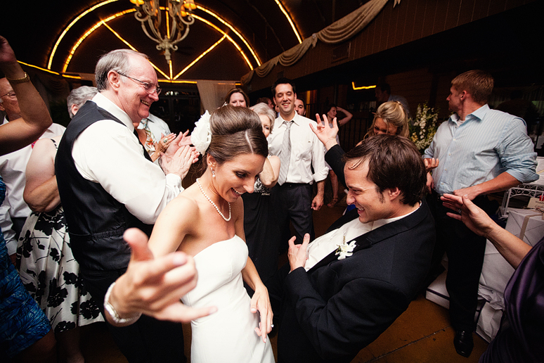last wedding reception dance at Maple Manor Hotel by Dallas wedding photographer Allison Davis Photography