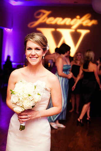 Bouquet toss at a country club reception by Dallas wedding photographer Allison Davis Photography