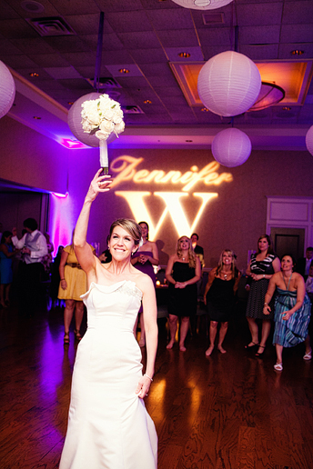 Bouquet toss at a country club reception by Dallas wedding photographer Allison Davis Photography