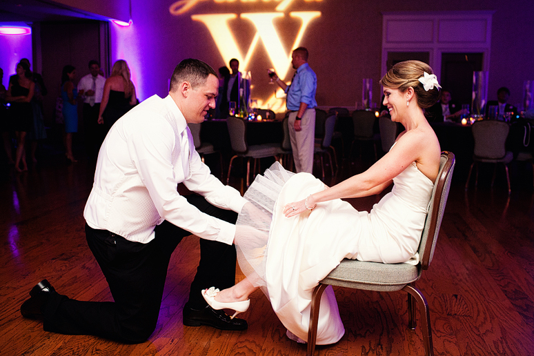 Garter grab at a country club reception by Dallas wedding photographer Allison Davis Photography