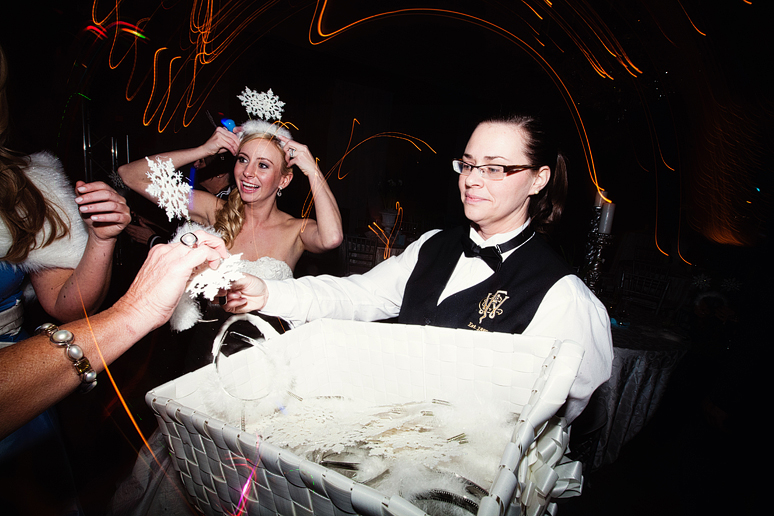 passing out party favors at a winter wedding at the fort worth club