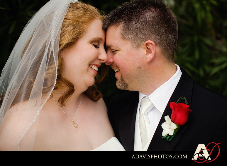 Dallas Wedding Photographs of Bride & Groom by Dallas Wedding Photographer Allison Davis Photography