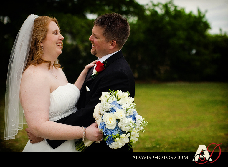 Dallas Wedding Photographs of Bride & Groom by Dallas Wedding Photographer Allison Davis Photography