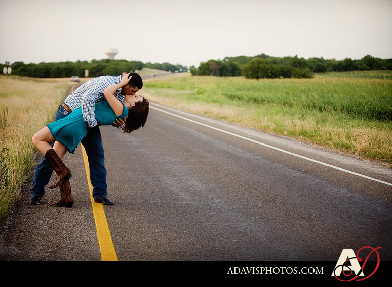 Romantic and modern country engagement portraits by Dallas wedding photographer Allison Davis Photography