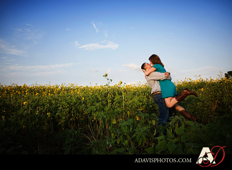 Romantic and modern country engagement portraits by Dallas wedding photographer Allison Davis Photography