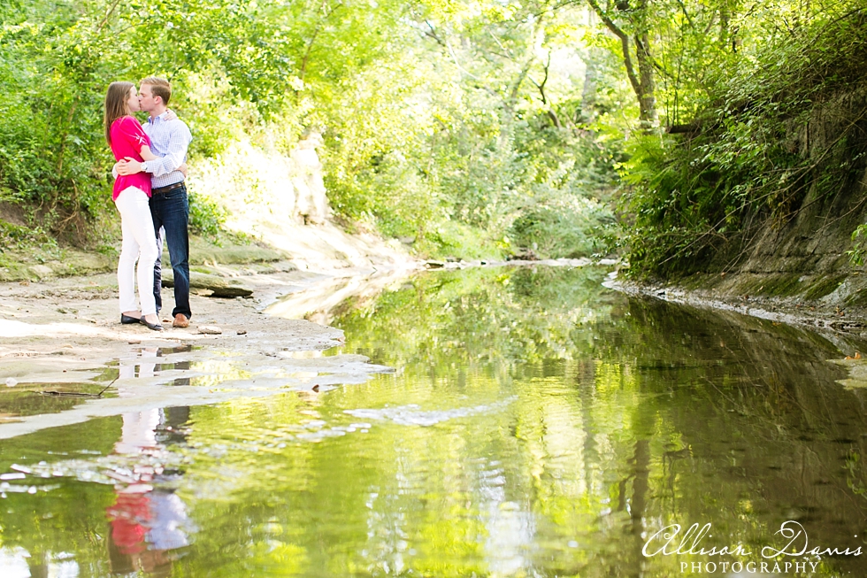 Erin_Andrew_Highland_Park_Dallas_Skyline_Margaret_Hunt_Hill_Bridge_Engagement_Portraits_Allison_Davis_Photography_08
