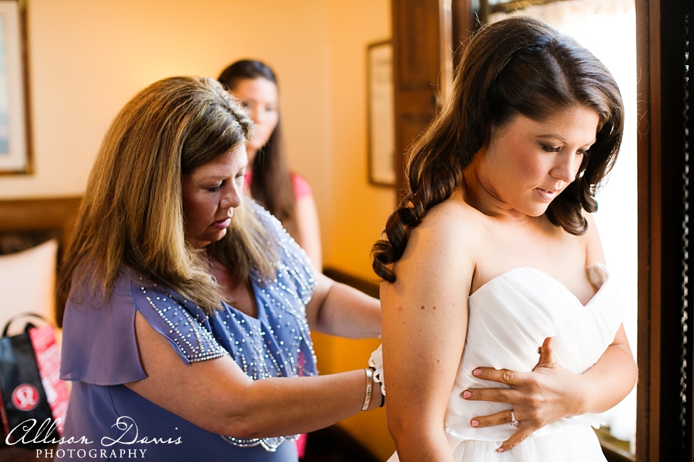 Ashley_Brandon_Fort_Worth_Wedding_Marty_Leonard_Chapel_Joe_T_Garcias_Allison_Davis_Photography_005