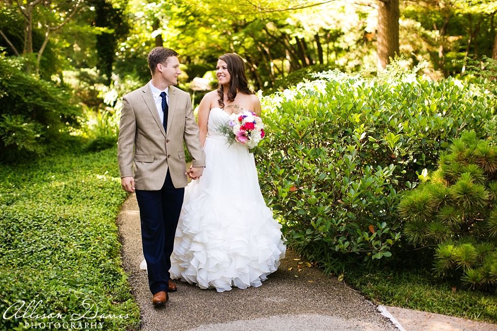 Ashley_Brandon_Fort_Worth_Wedding_Marty_Leonard_Chapel_Joe_T_Garcias_Allison_Davis_Photography_017