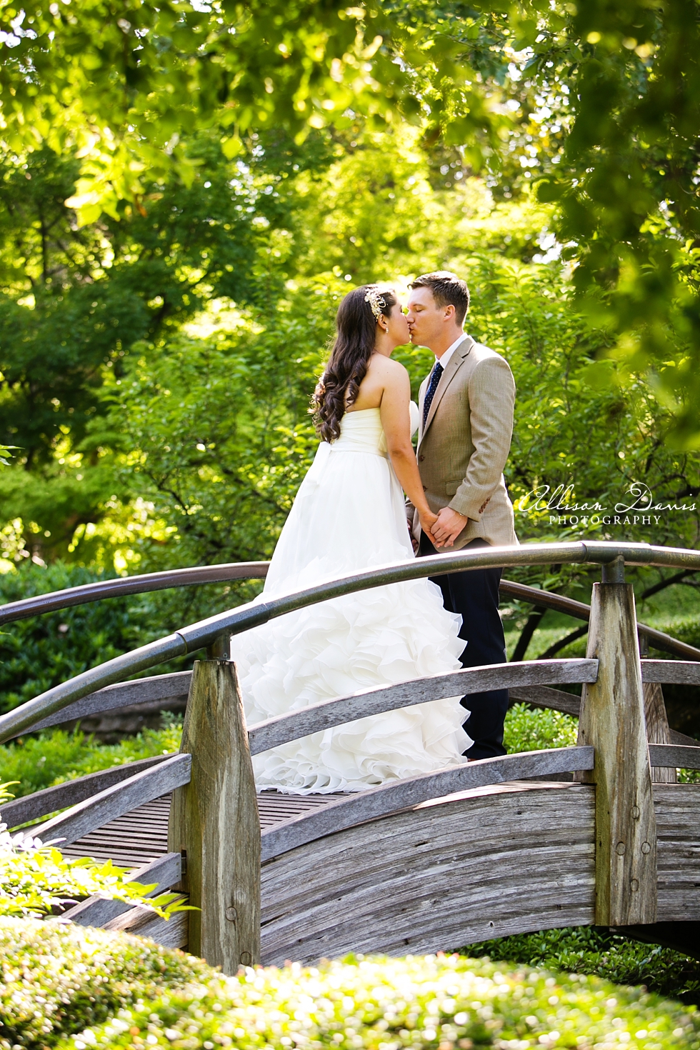Ashley_Brandon_Fort_Worth_Wedding_Marty_Leonard_Chapel_Joe_T_Garcias_Allison_Davis_Photography_022