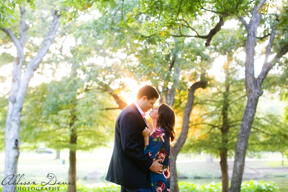 Engagement_Portraits_DeepEllumMurals_TurtleCreek_AllisonDavisPhotography_011